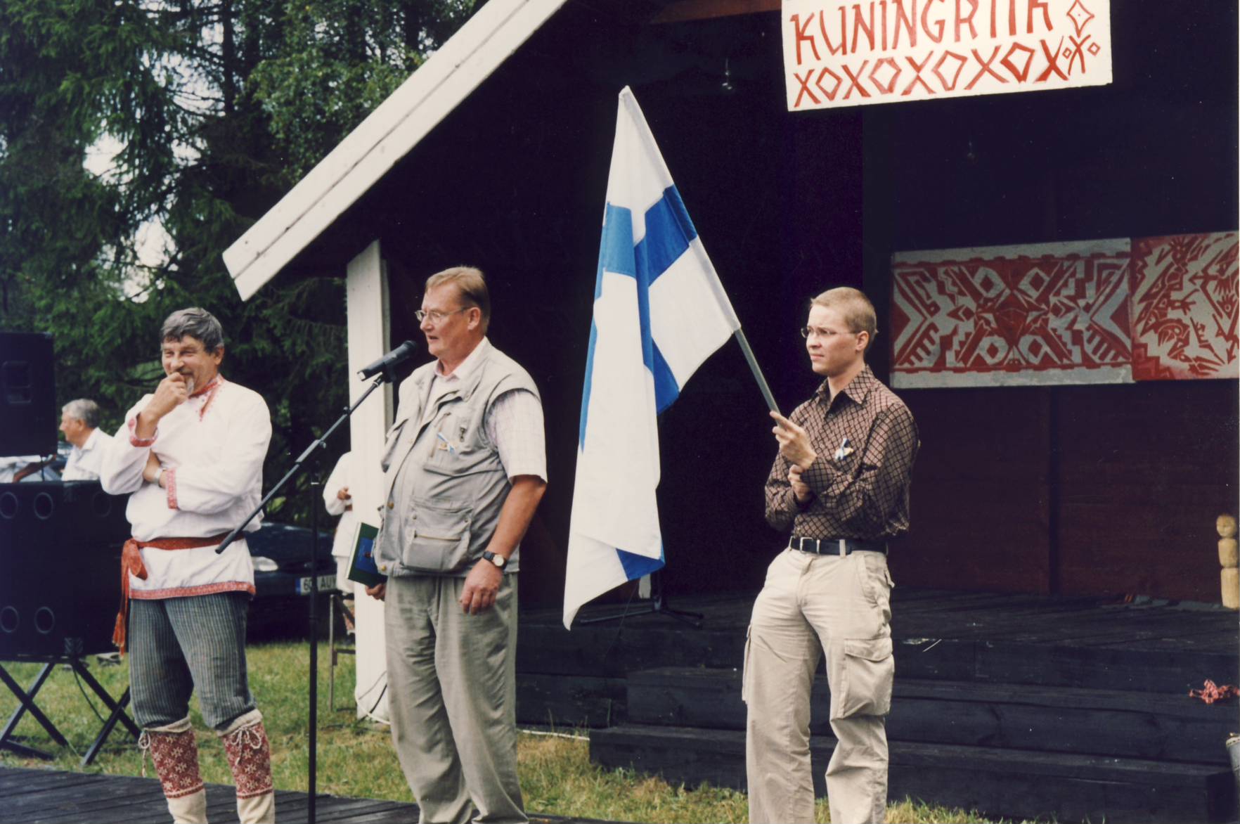 XII Kuningriigi päev Luhamaal. Pekoste suguvõsa esindajad tervitamas pidulisi, tõlgib Paul Hagu.
