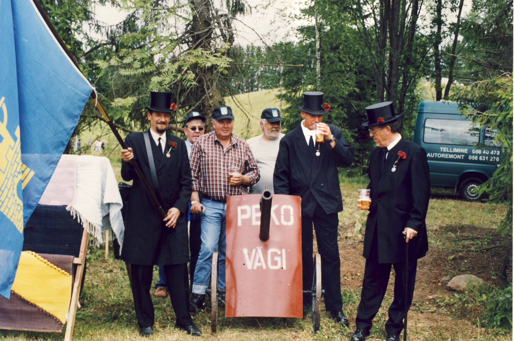 XII Kuningriigi päev Luhamaal.Külalised Saksamaalt Peko vägi kahuri juures.