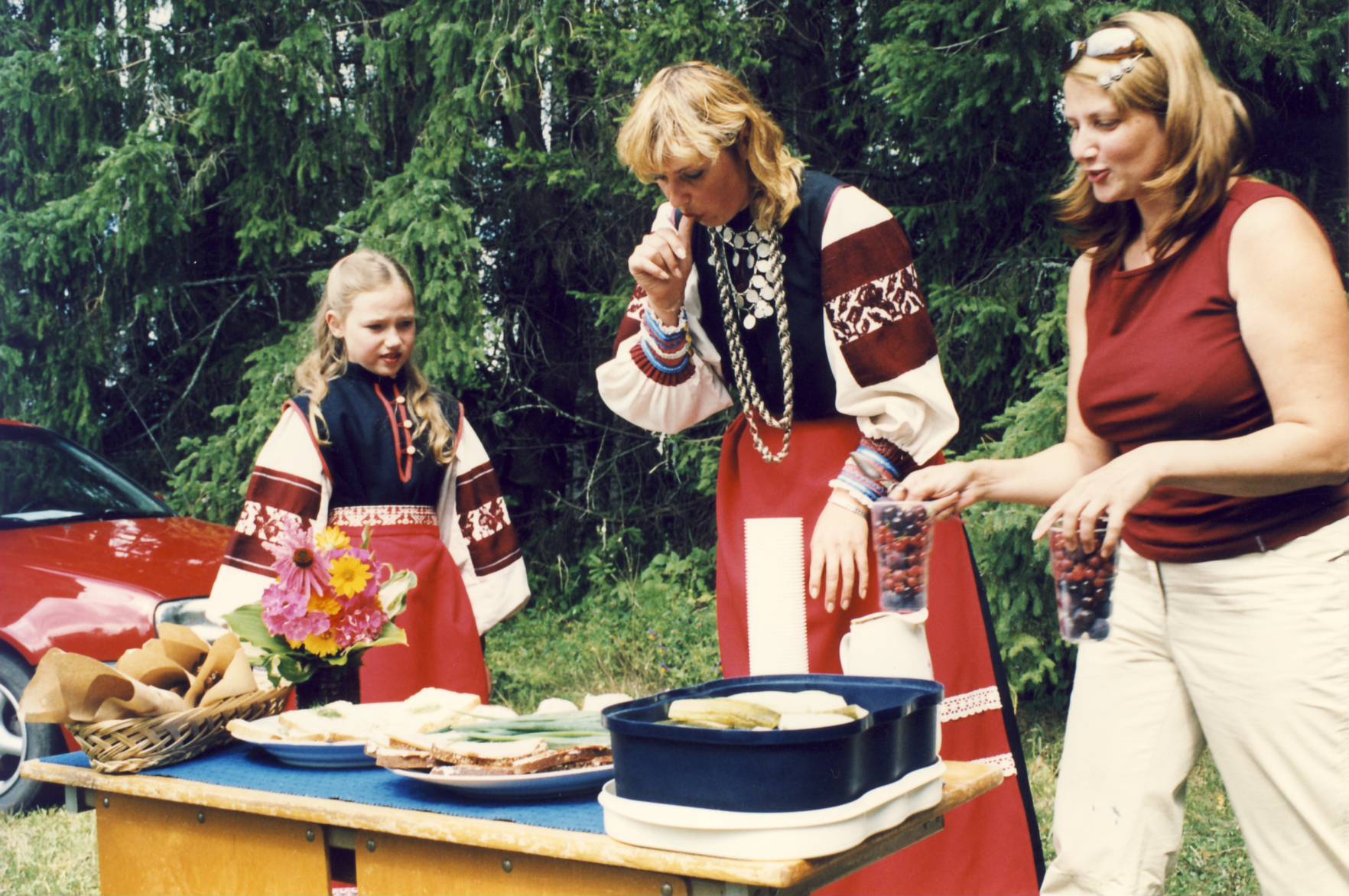 XII Kuningriigi päev Luhamaal. Rutt Riitsaar tütre ja õega laadal talukauba leti ees.