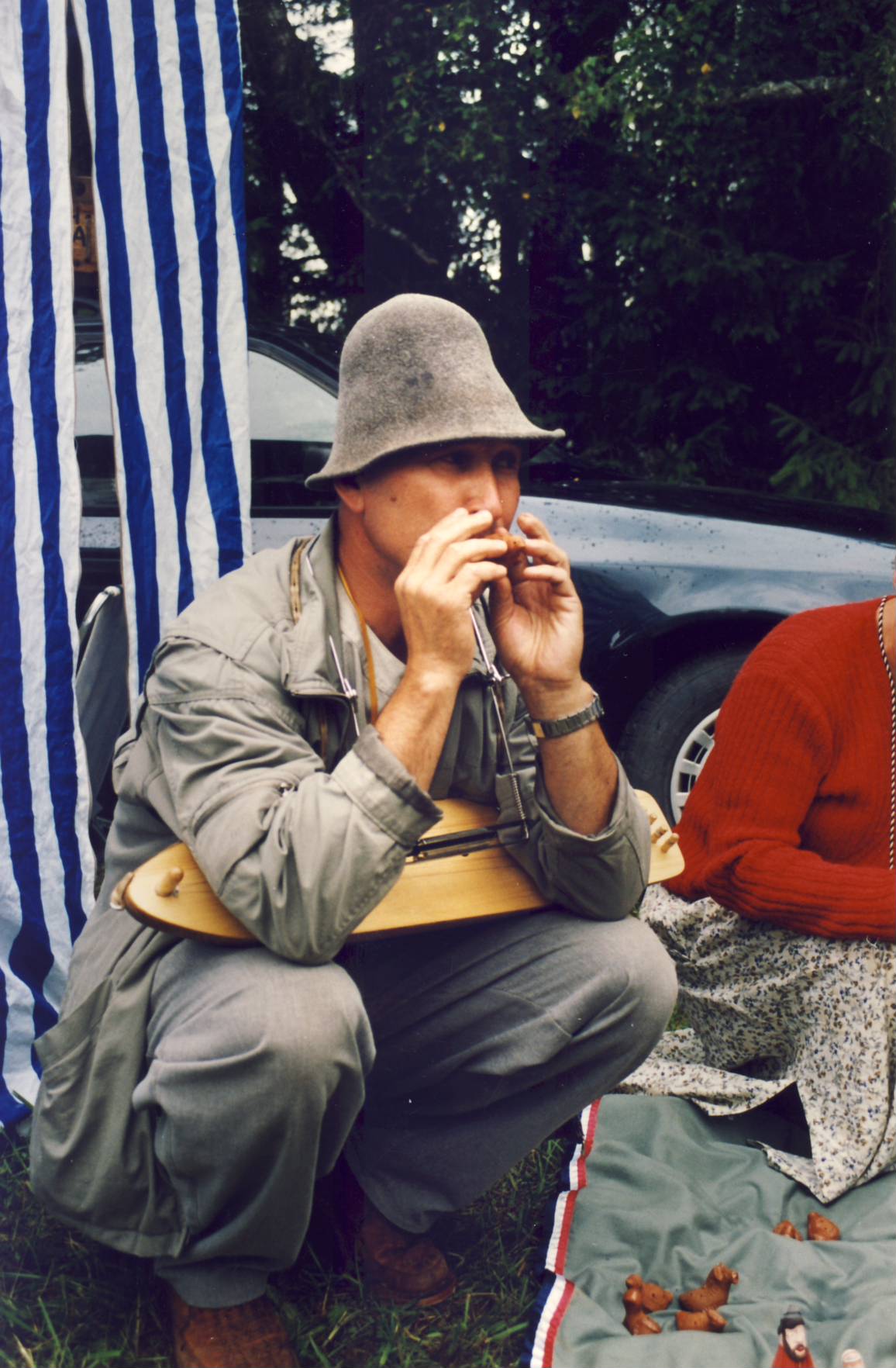 XII Kuningriigi päev Luhamaal.Noormees pardsipilli valimas.