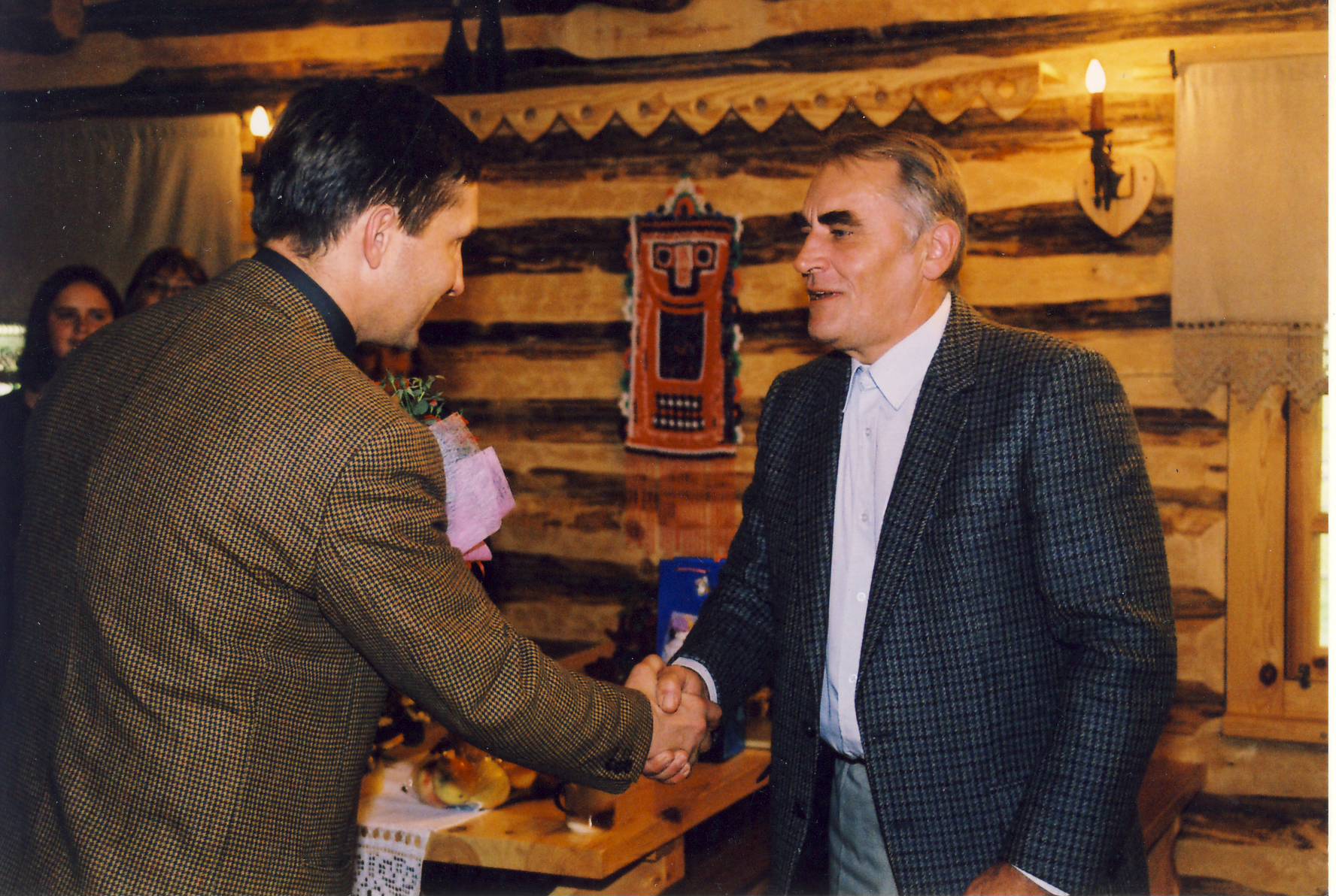 Ajaleht Setomaa 10 aastane. Ajalehe päev muuseumis. Setomaa Valdade Liidu juhatuse esimees Margus Timmo õnnitleb Ilmar Vananurme.