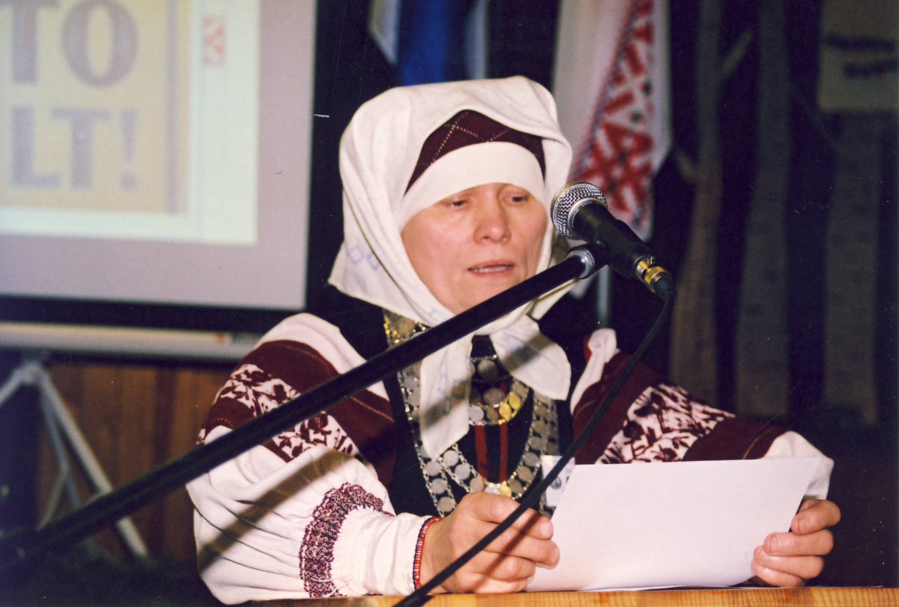 8. Seto Kongress Värska Kultuurikeskuses.Õie Sarv sõnavõtuga esinemas
