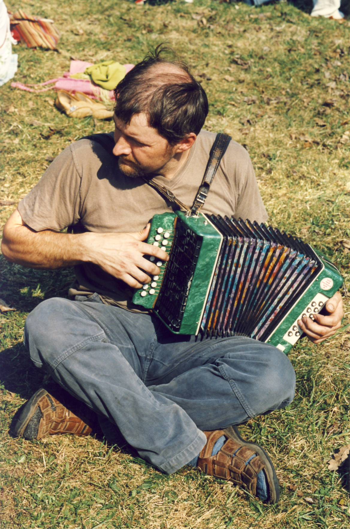 Jüripäev 2006 Värskas. Jürikirmask.Pillimees Ain Raal