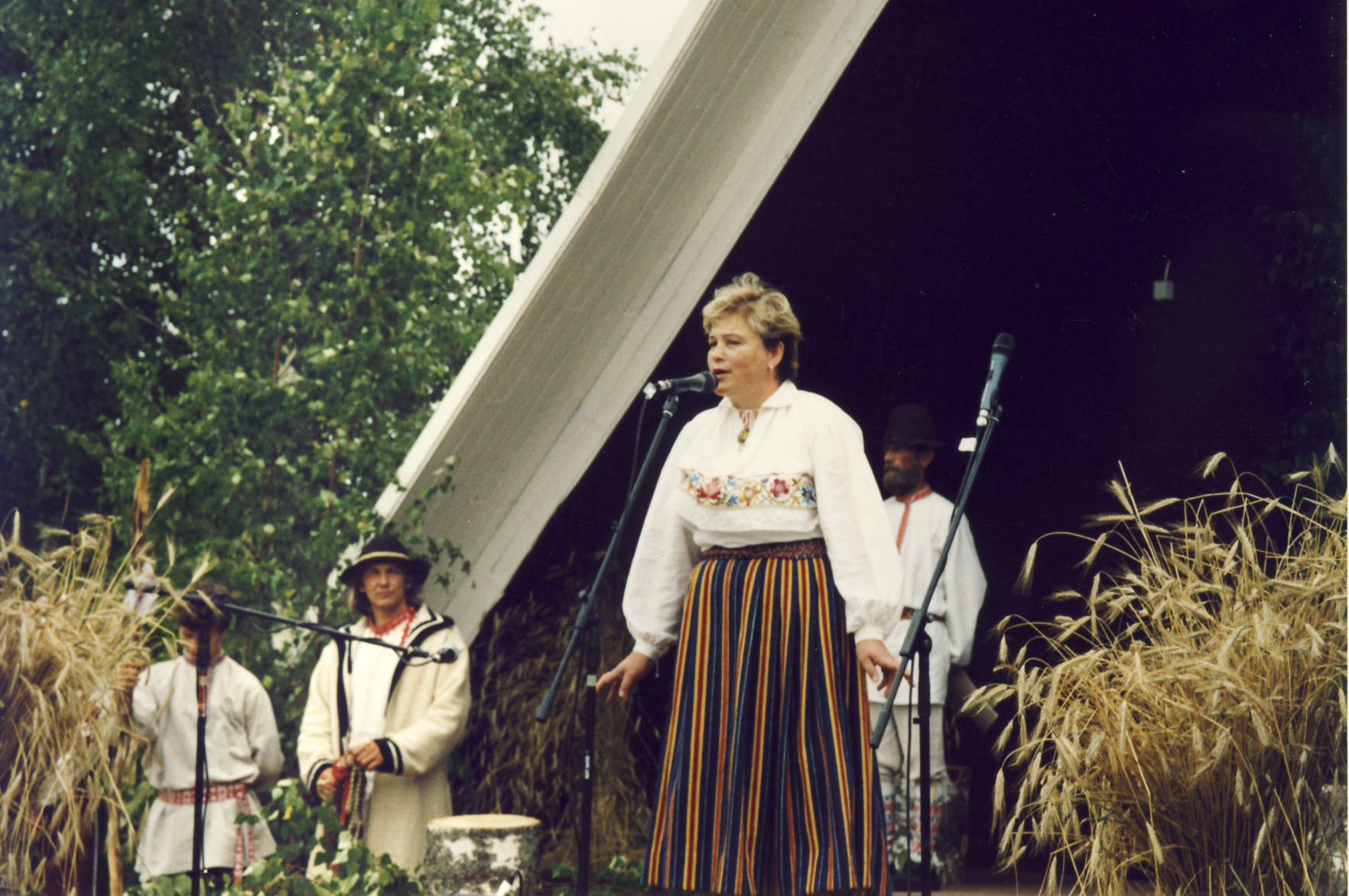 Kuningriigi päev Mikitamäel 05.august 2006. Põllumajandusminister Ester Tuiksoo pidulisi tervitamas.