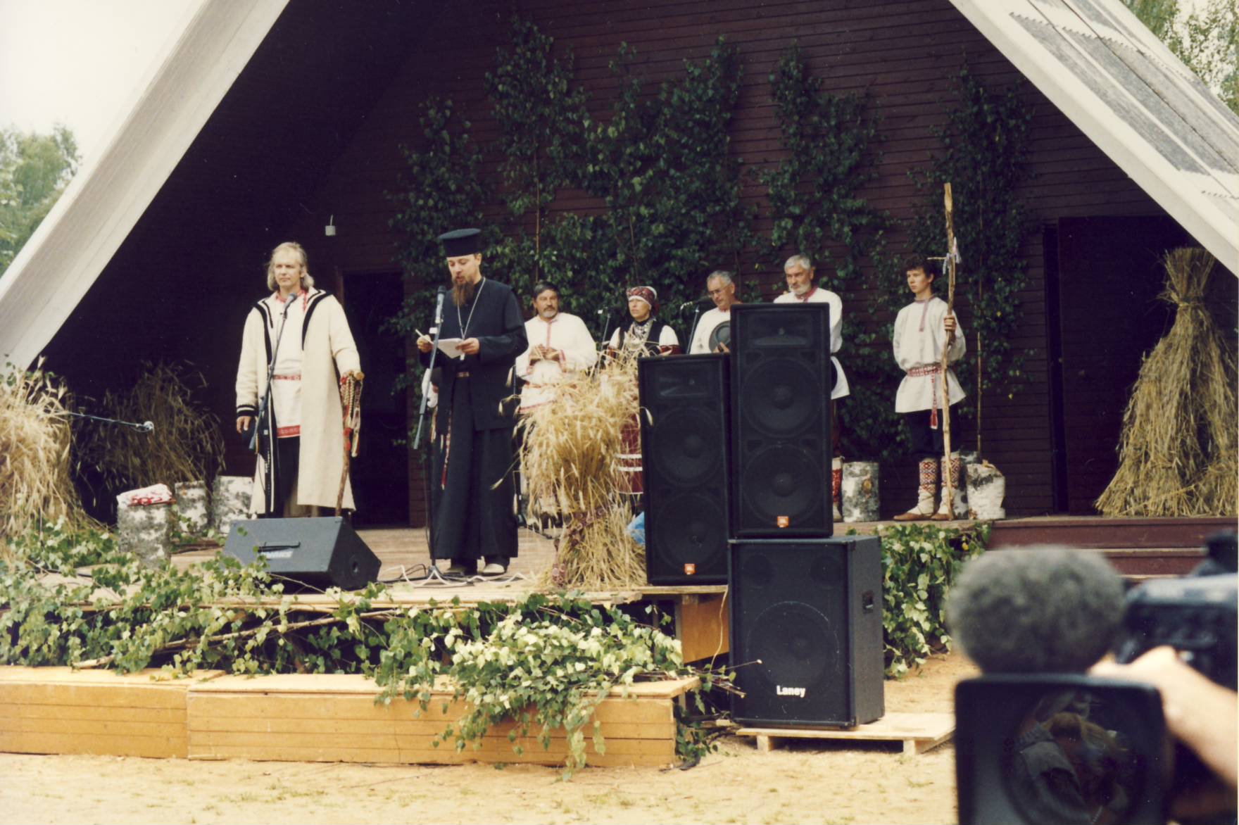 Kuningriigi päev Mikitamäel 05.august 2006. Isa Afrat Värskast pidu õnnistamas.