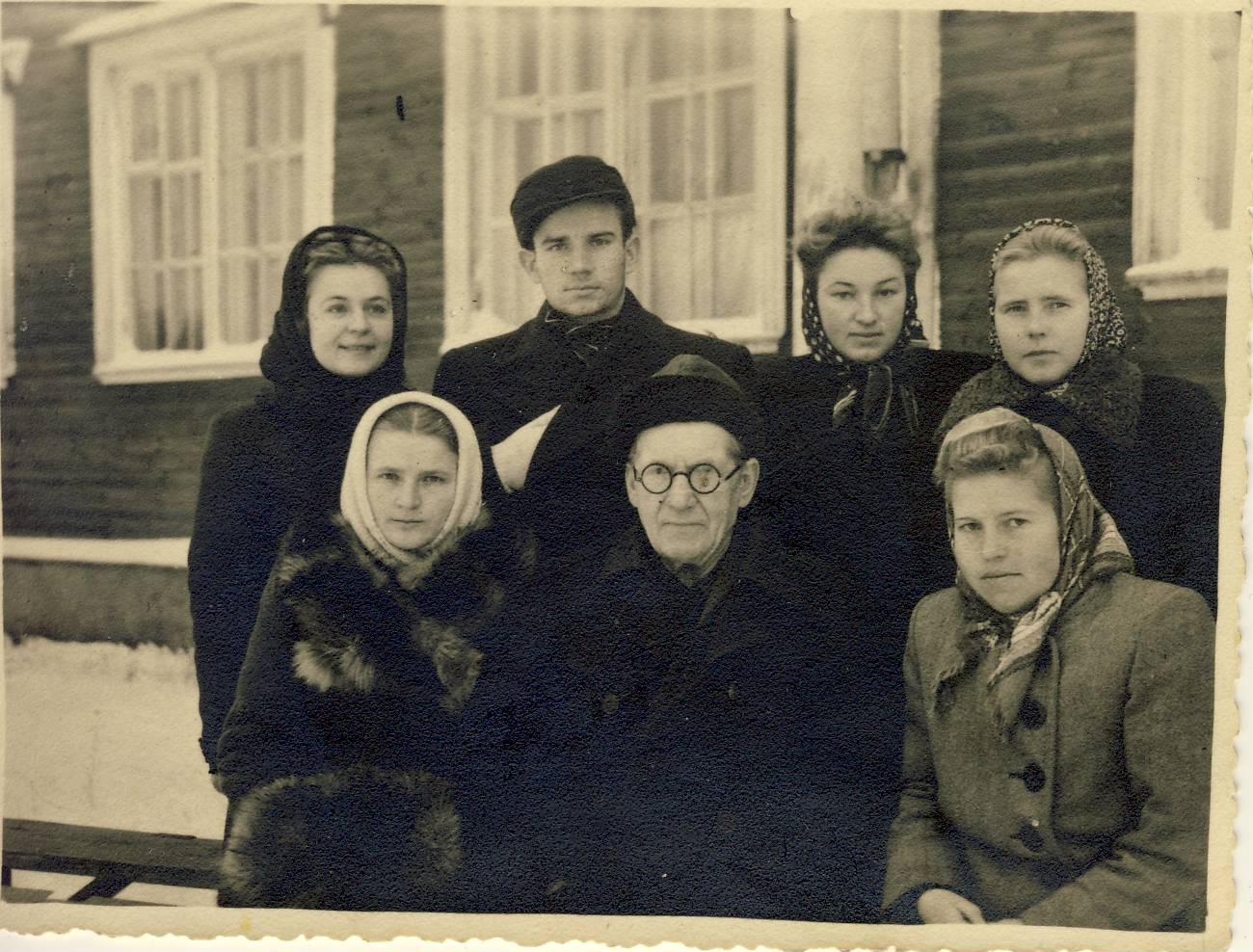 Värska Mittetäieliku Keskkooli õpetajad 1947.