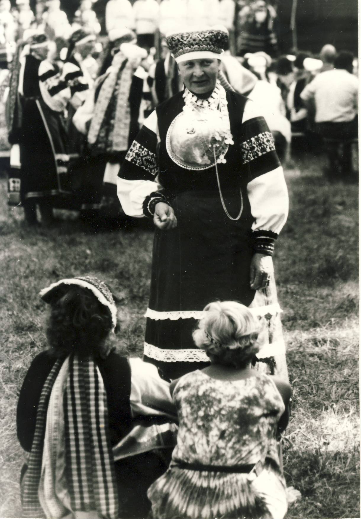 VI leelopäev, 1992. Seto naine Anna Kuremägi peoplatsil