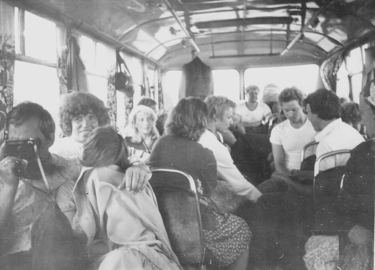 Iisaku isetegevuslased ekskursioonibussis