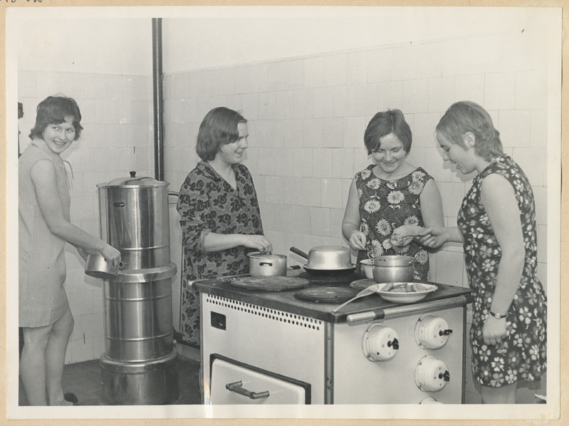 Tallinna Meditsiinikool. Ühiselamu köögis