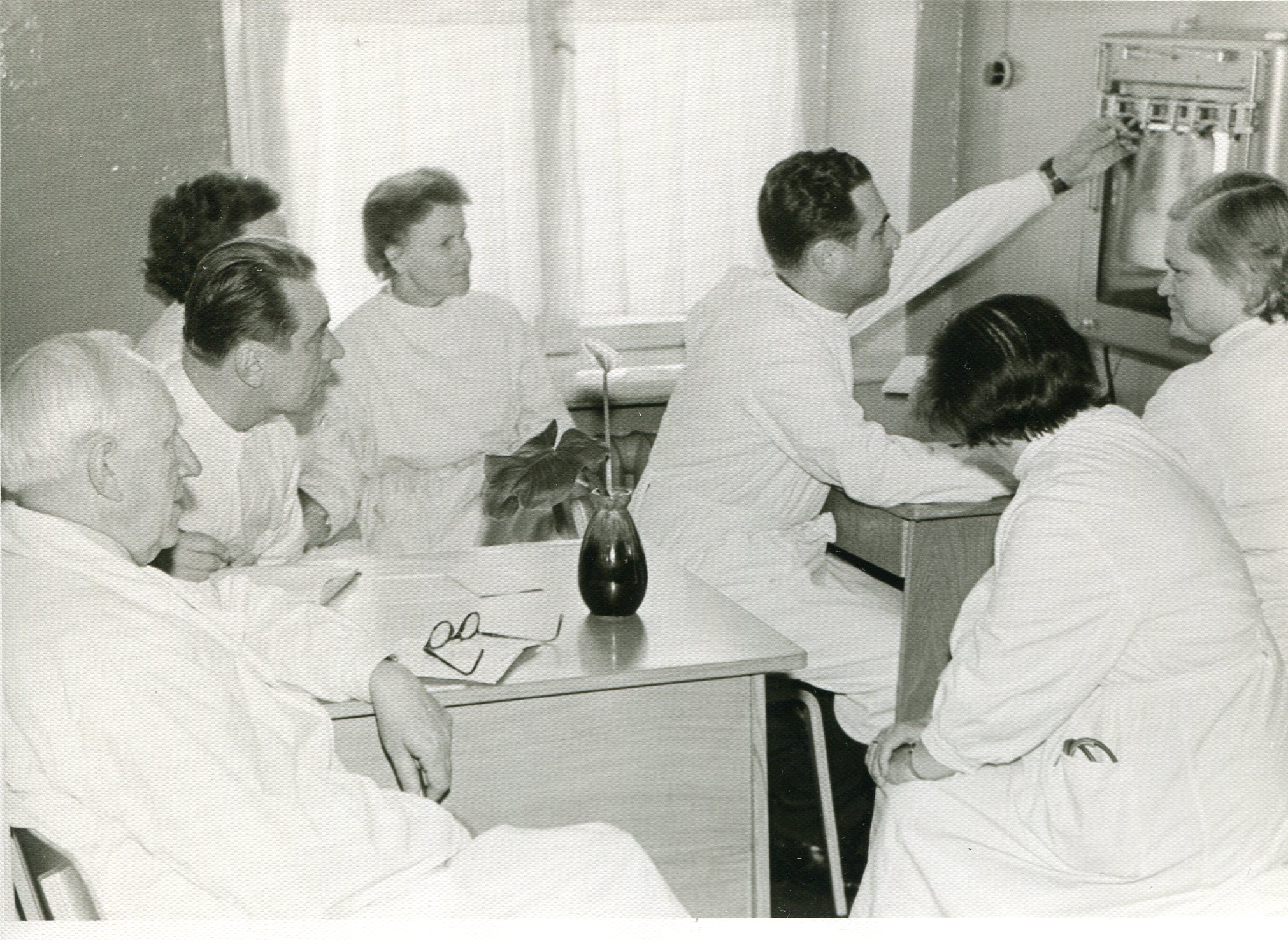 Arstide-füsiaatrite konsiilium Tartu Tuberkuloosi Dispanseris haigusjuhte arutamas. Vasakul dr. Ernst Mill, negatoskoobil demonstreerib kopsufilmi dispanseri peaarst Guido Arro