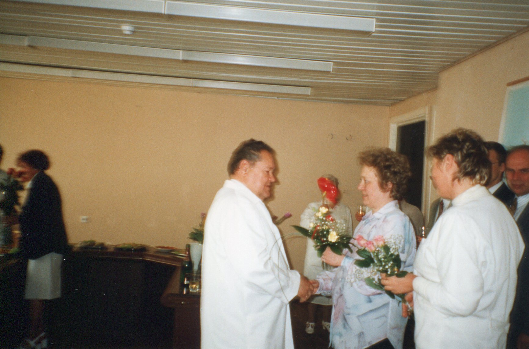 Lasnamäe Polikliiniku 10 a. tegevuse tähistamine. Peaarst M. Martinsoni õnnitleb statistika osakonnast Evgenia Berizovskaja