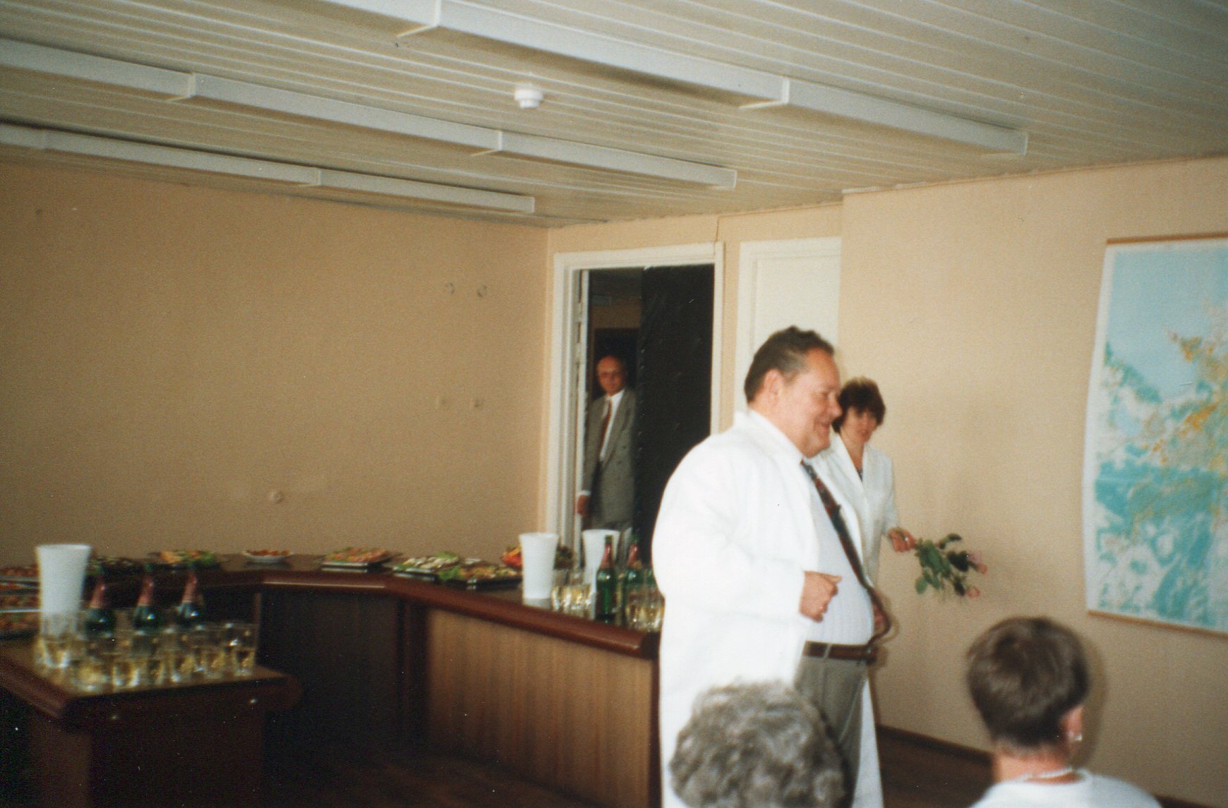 Lasnamäe Polikliiniku 10 a. tegevuse tähistamine. Peaarst M. Martinson on valmis õnnitlusi vastu võtma