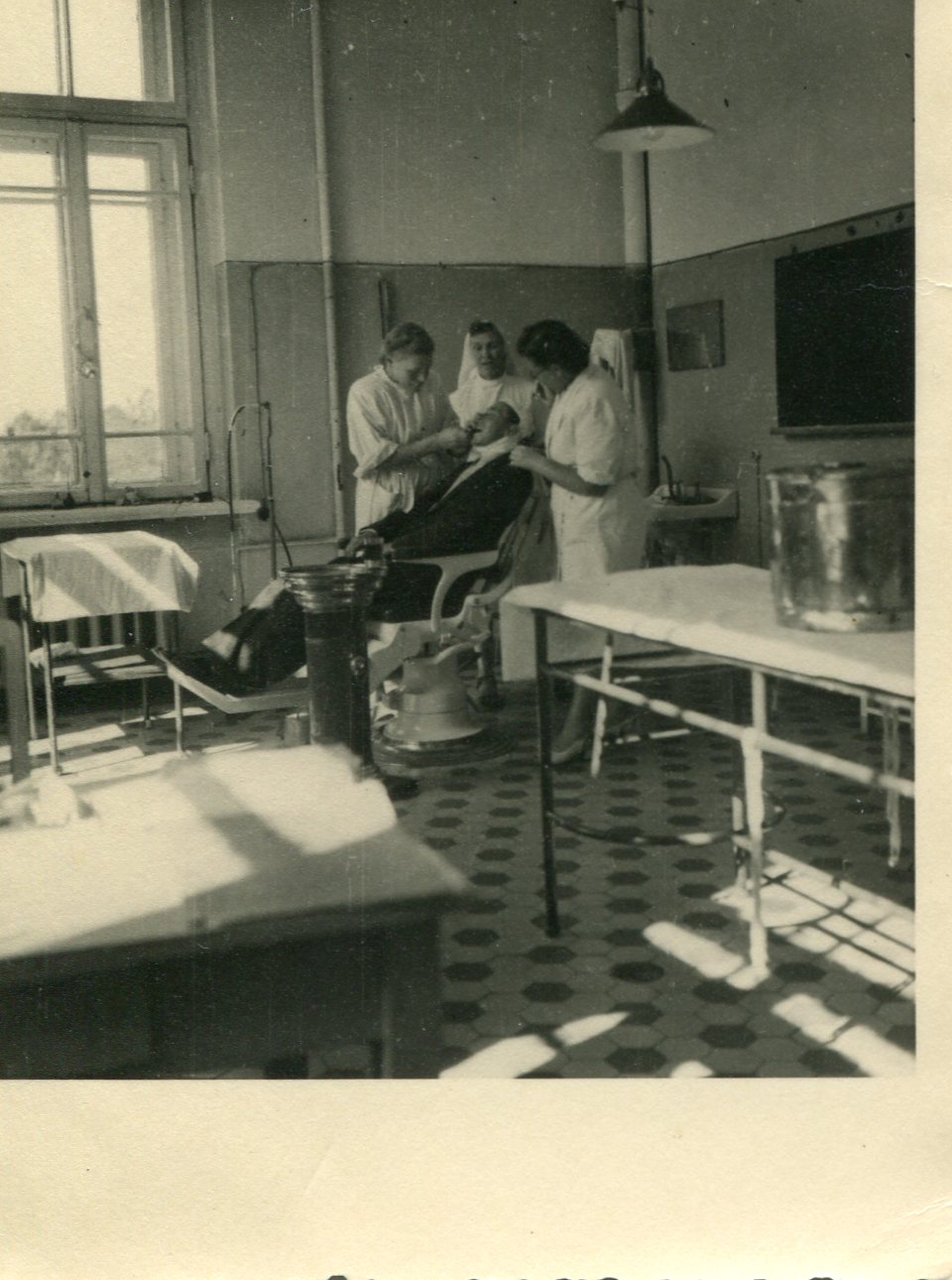 Tartu Vabariiklikus II Haavakliinikus stomatoloogia osakonnas. Patsienti ravib dr. Rüütli?. Patsiendi taga keskel seisab vanemõde Hilda Zwettler