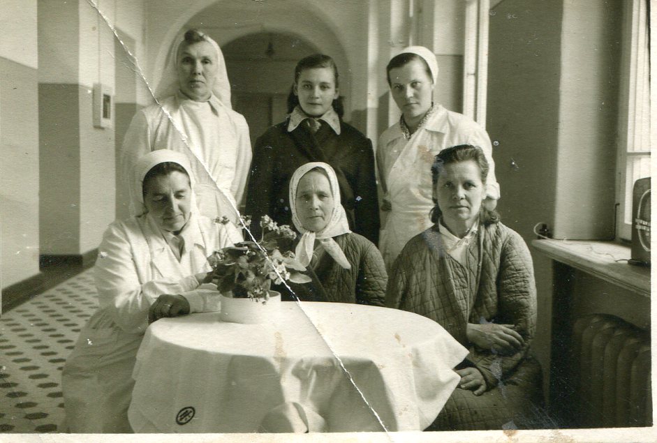 Tartu Vabariiklikus II Haavakliinikus. Vasakult esimene vanemõde Hilda Zwettler, 3 patsienti ja õde Zääro