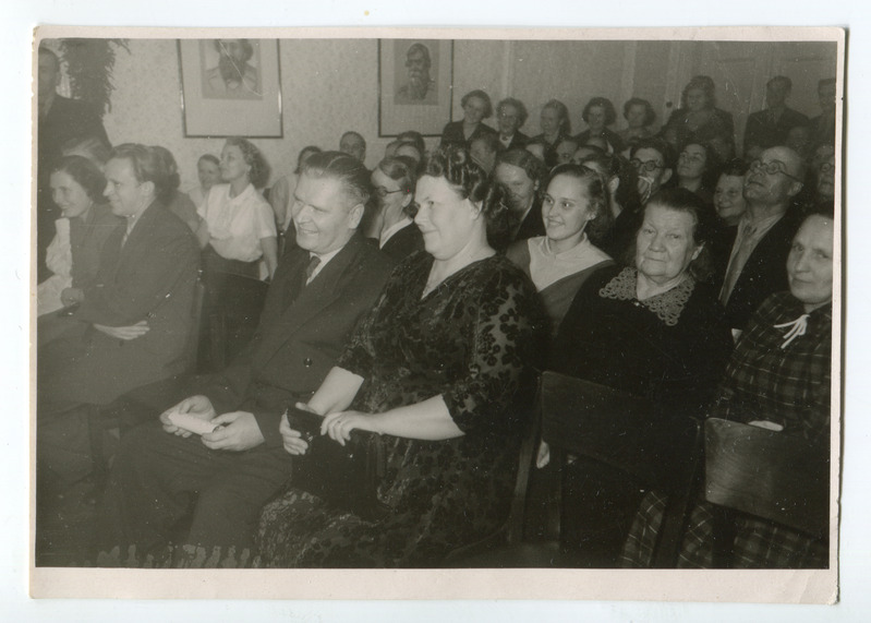 Psühhiaater Elmar Karu abikaasa Leidaga koosolekul Tartu Ülikoolis