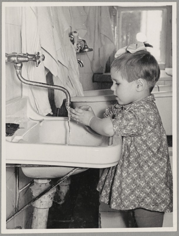 Tallinna Väikelastekodu laps käsi pesemas
