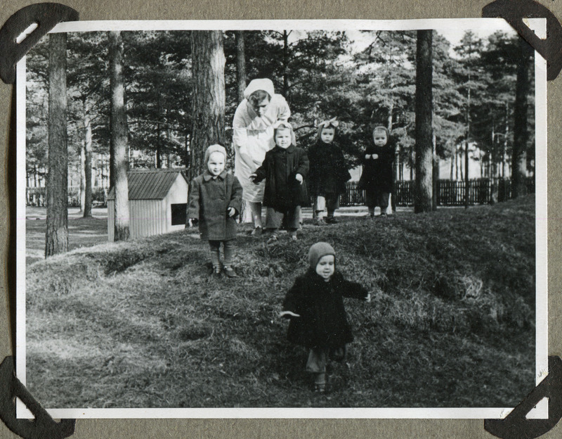 Tallinna Väikelastekodu lapsed aias kiikumas