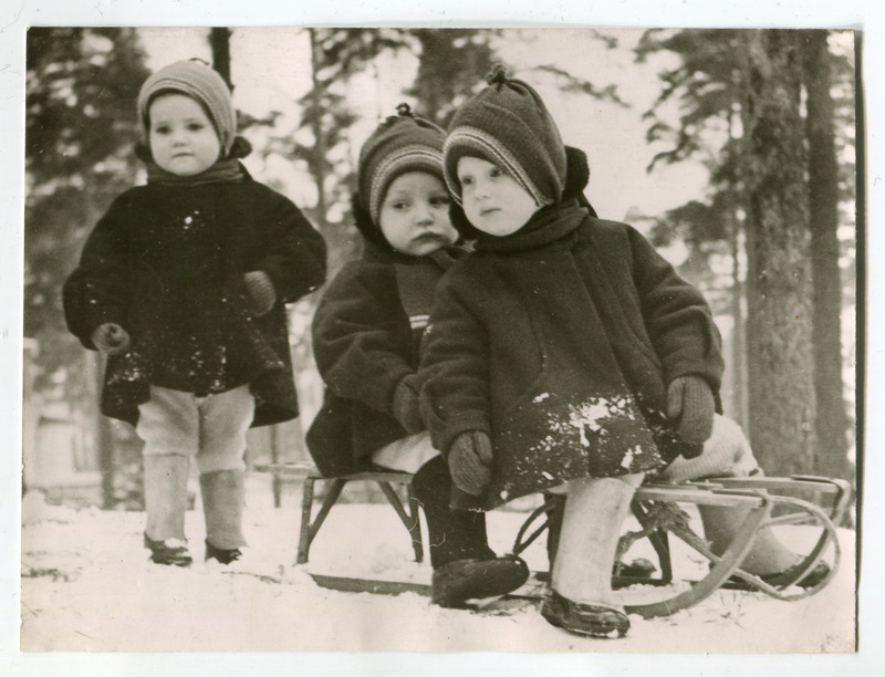Tallinna Väikelastekodu lapsed kelgutamas