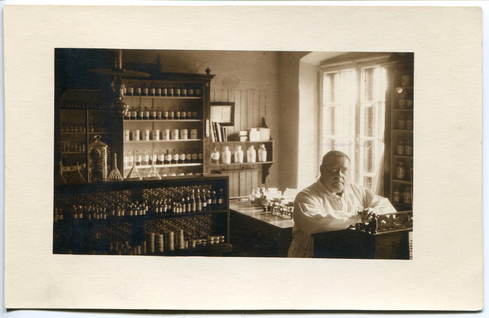 Lepassaare Apteegi omanik proviisor August Tinni apteegis