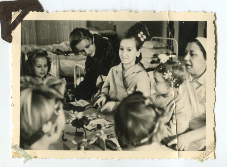 Tallinna Lastehaigla lapsed koos pedagoog Mirkkaga mängimas