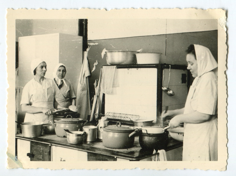 Kokad Tallinna Lastehaigla köögis süüa valmistamas