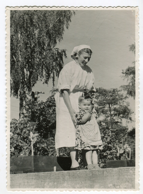 Väikelaste Tuberkuloosihaigla õde Mikk lapsega