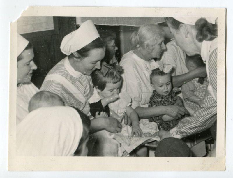 Väikelaste Tuberkuloosihaigla personal väikeste patsientidega