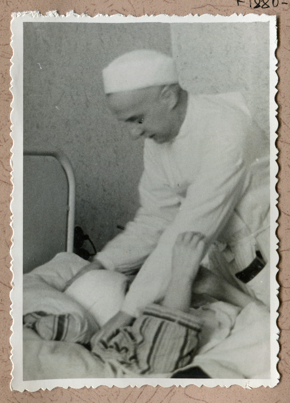 Dr Feliks Raudkepp patsiendi juures