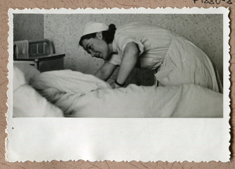 Dr Lukas patsiendi voodi juures