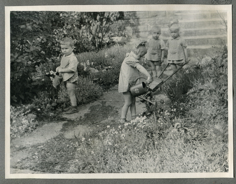 Lilli kastmas. Tallinna Linna Laste Tuberkuloosisanatoorium