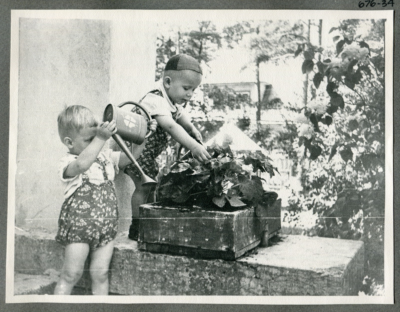 Tallinna Linna Laste Tuberkuloosisanatooriumi lapsed lilli kastmas