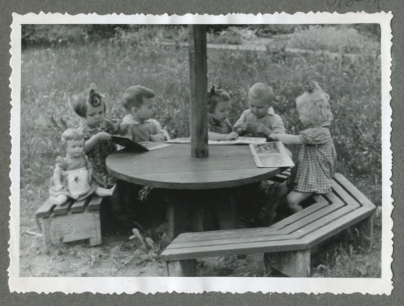 Pildiraamatuid vaatamas. Tallinna Linna Laste Tuberkuloosisanatoorium