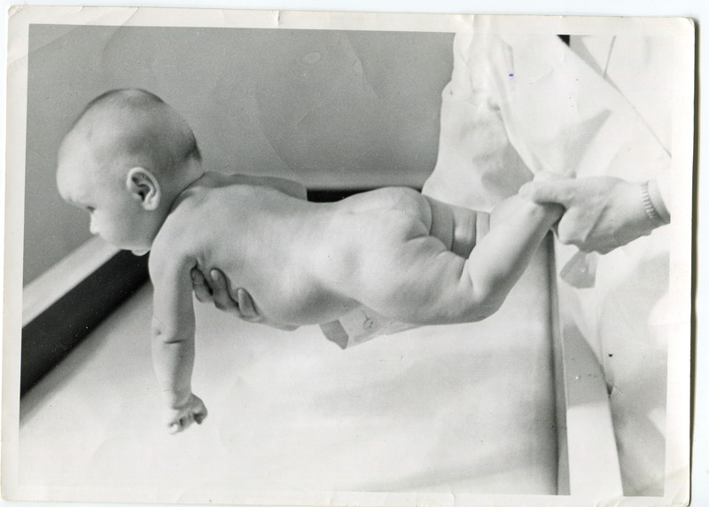 Imikute ja väikelaste võimlemise metoodika. Lapse tõstmine rindkerest ja jalgadest, laps õhus