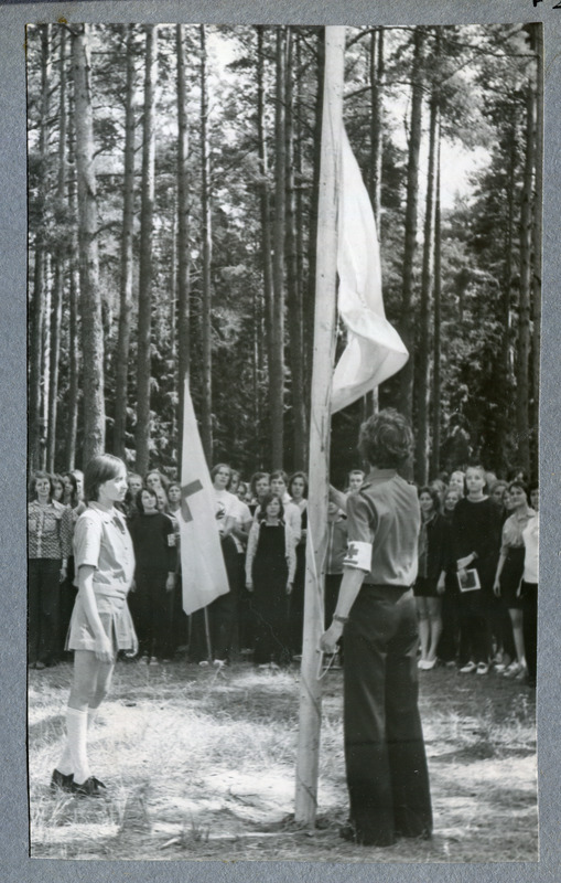 Kooli sanitaarpostide vahelise võistlus. Lipu heiskamine