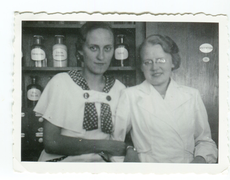 Viljandi linnaapteegi fassija Helga Elisabeth Raegma ja juhataja preili Karu.