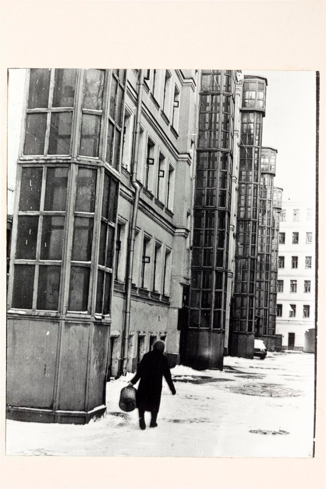 Ülo Soosteri kortermaja uks Krasina tänaval 1968. a