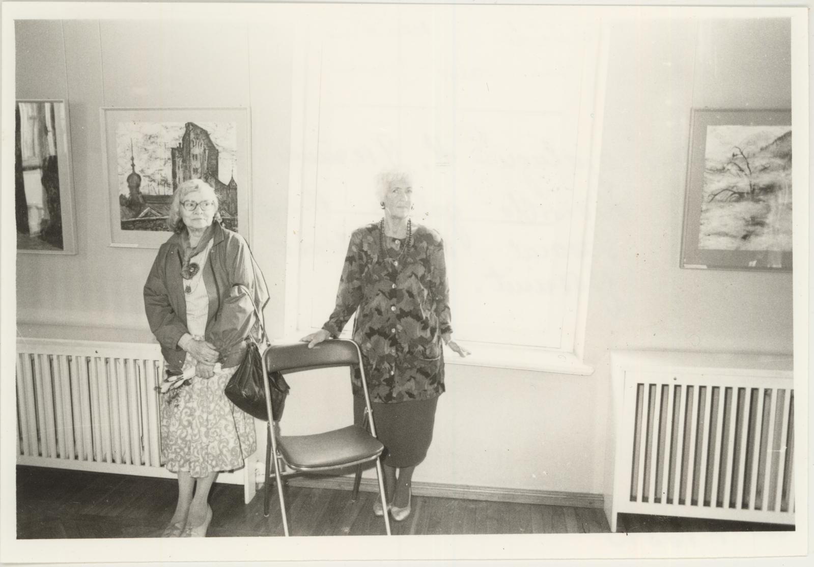 Helga Jõerüüdi näituse avamine Kivisilla galeriis 11.09.1992.
