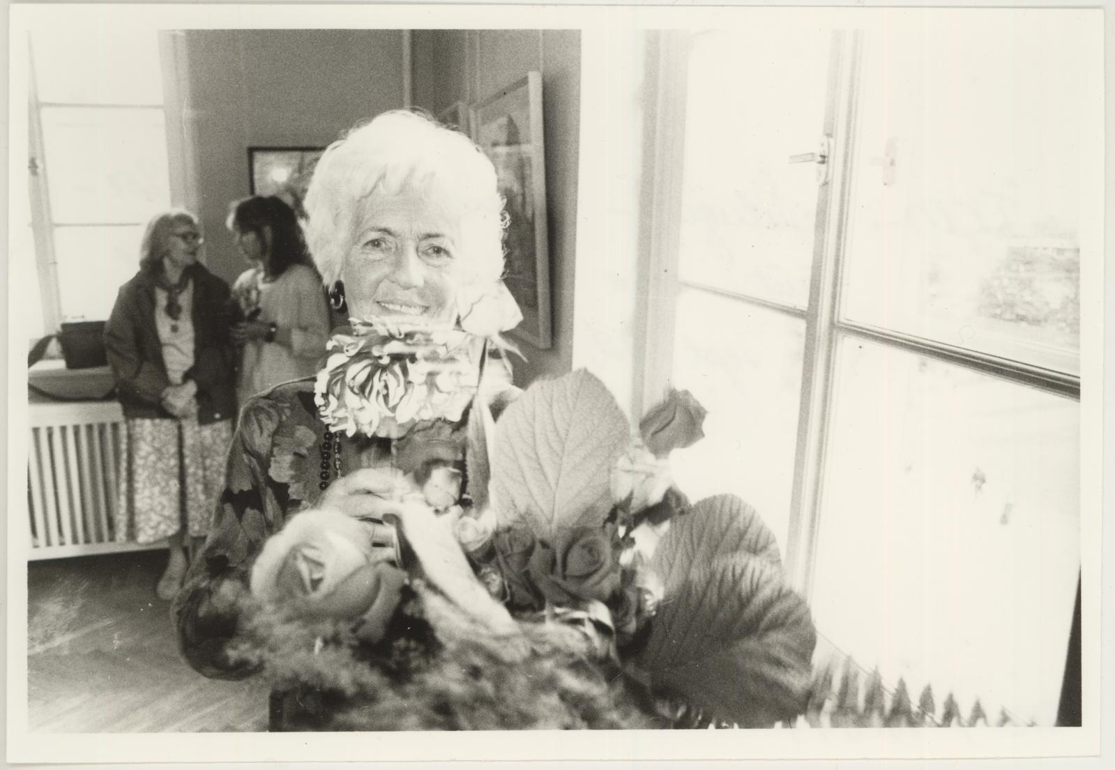 Kunstnik Helga Jõerüüt oma näituse avamisel 11.09.1992 Kivisilla galeriis