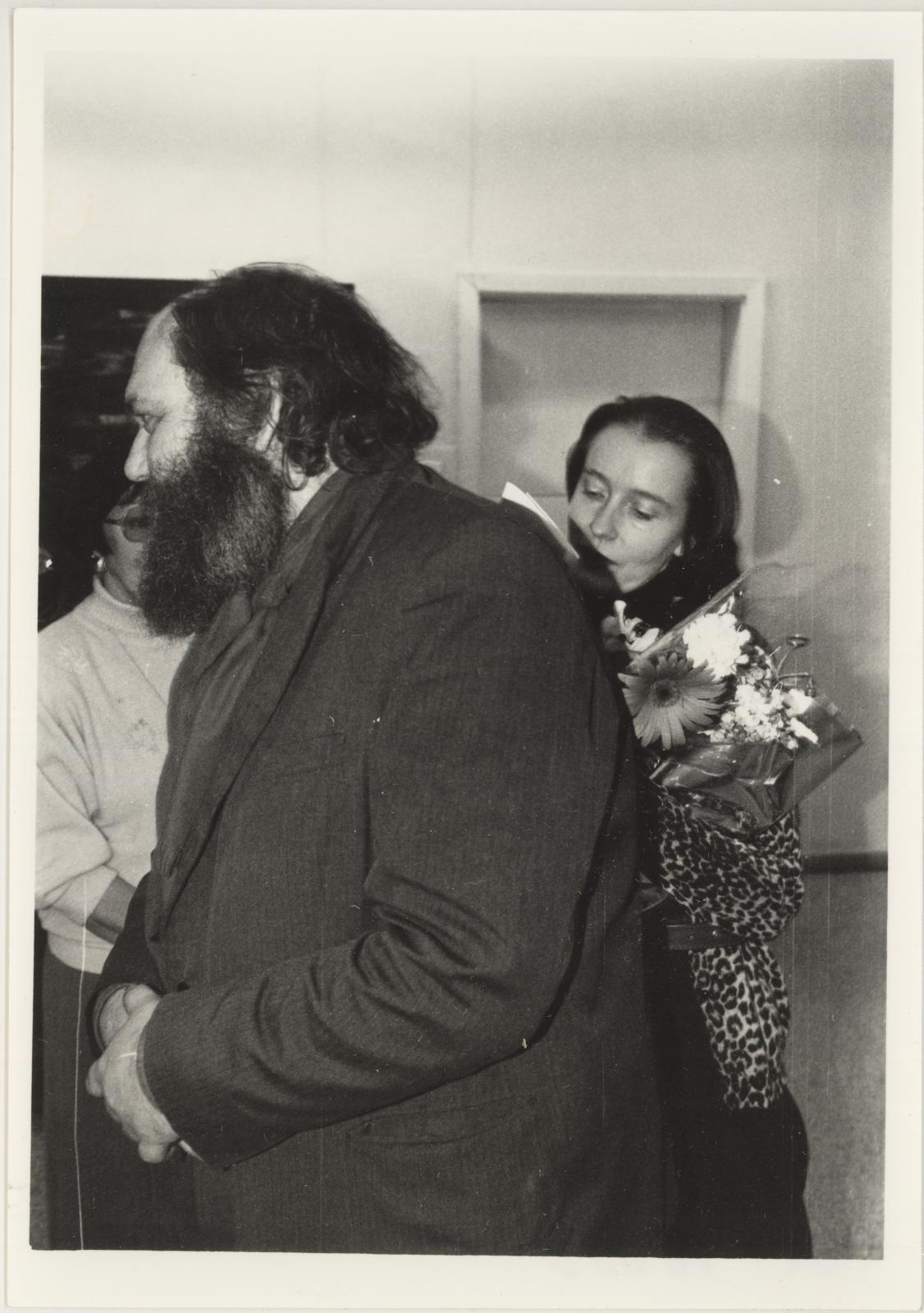 Jaak Arro ja Epp Kokamäe näituse avamine 31.01.1992. E. Kokamägi ja M. Milius