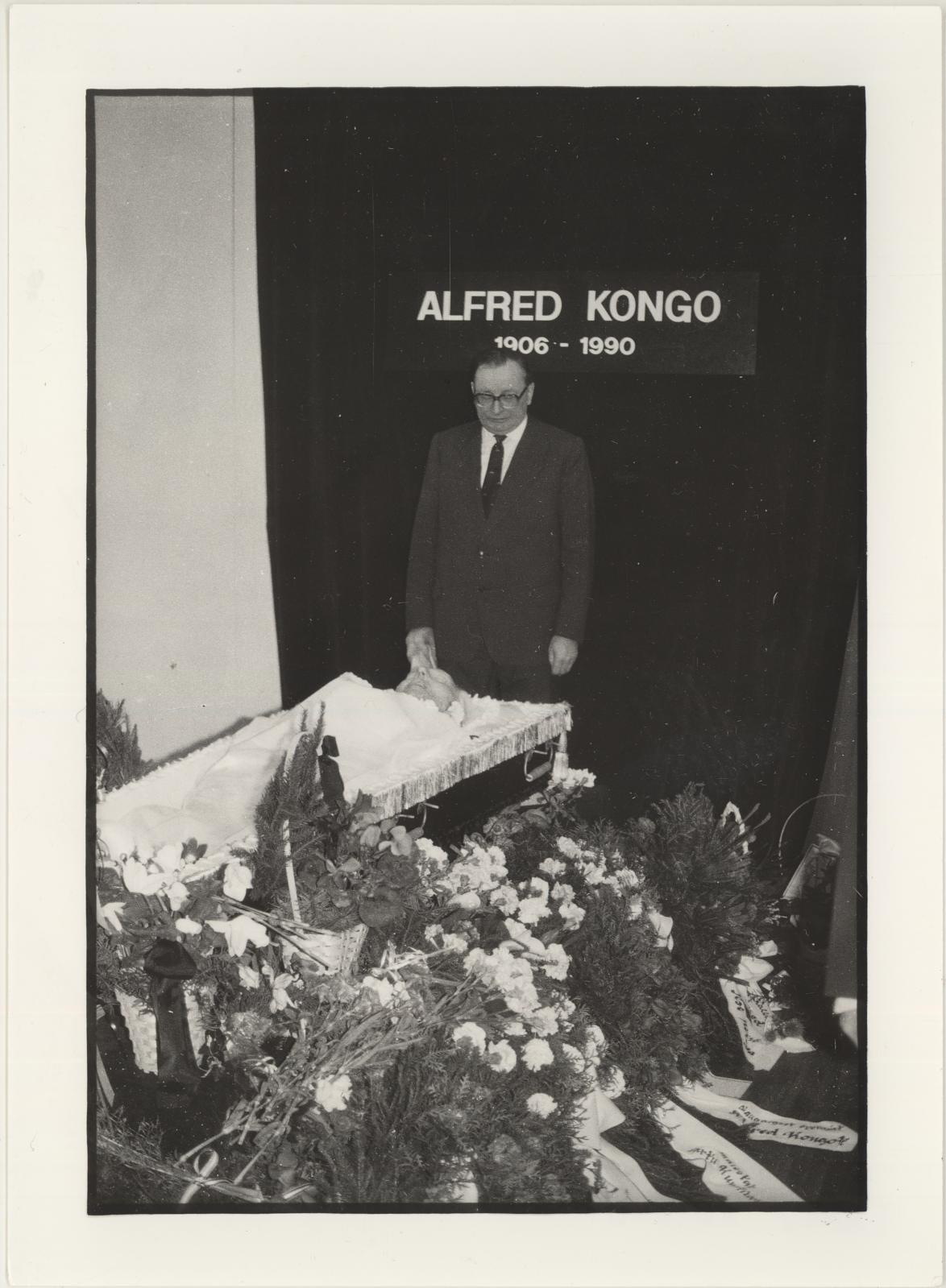 Kunstnik A. Kongo matus jaanuaris 1991. Kirstu juures J. Eilart