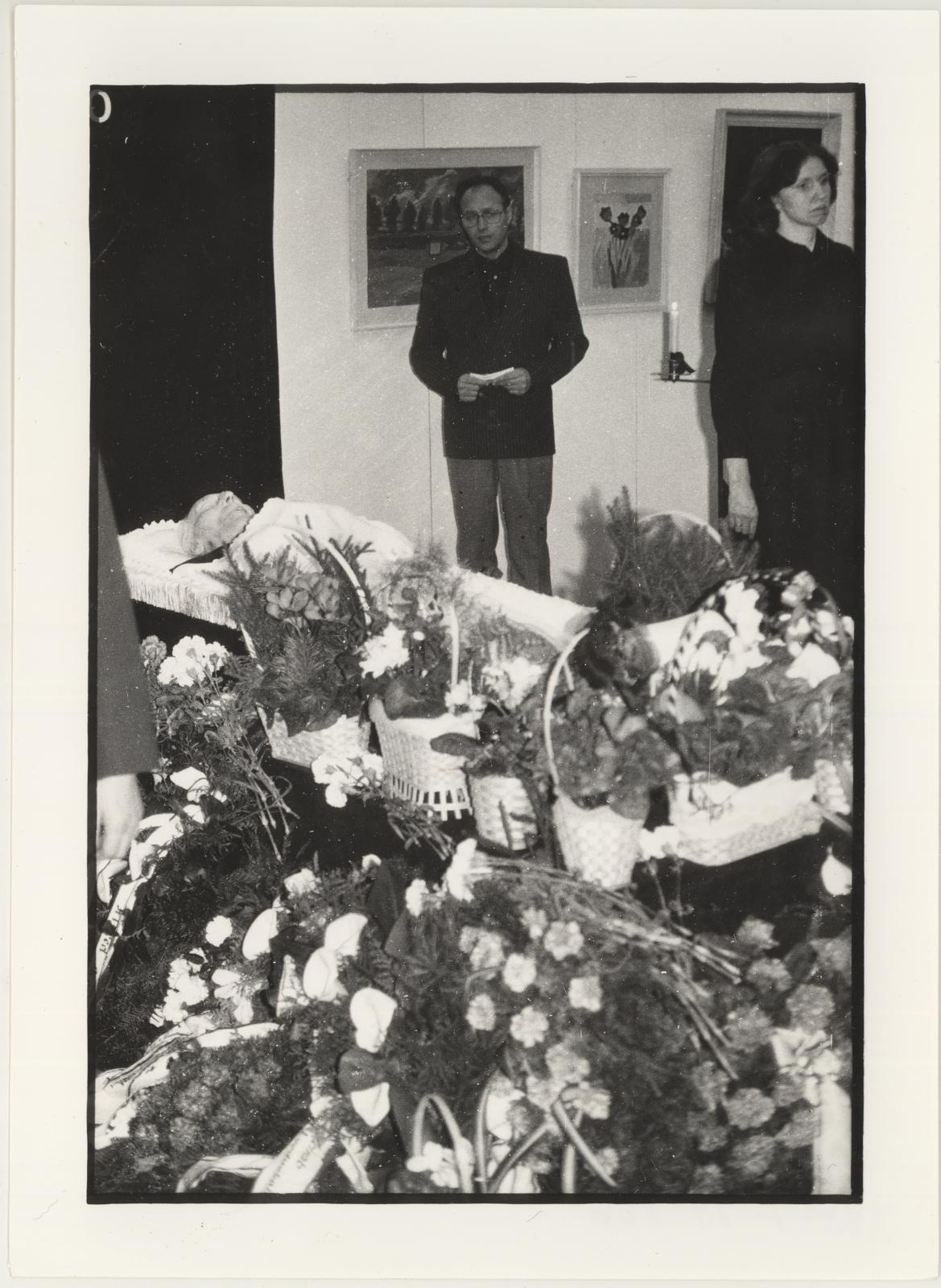 Kunstnik A. Kongo matus jaanuaris 1991. Kirstu juures P. Allik