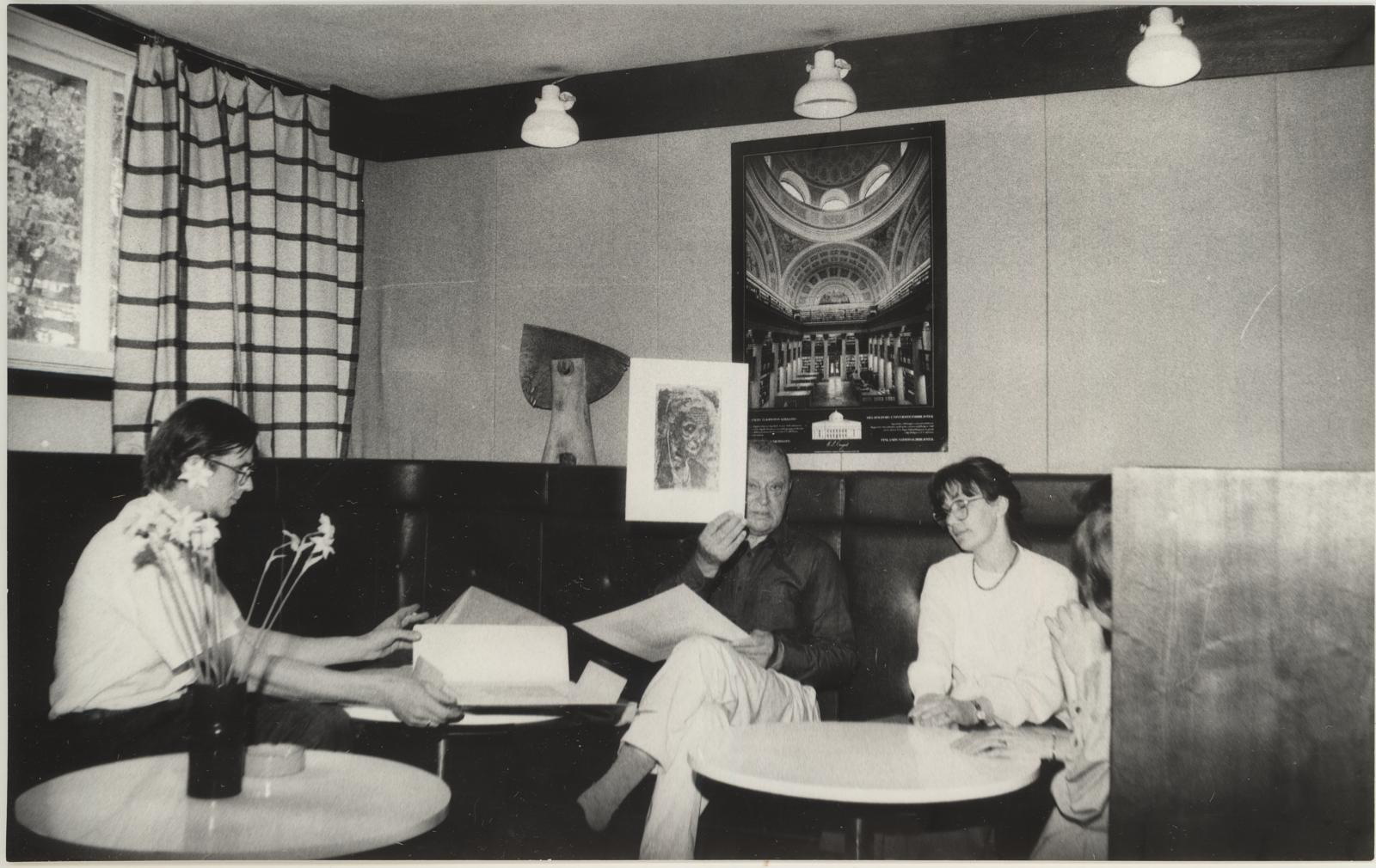 Rain Rebas (Rootsi) Ed. Viiralti näitust ette valmistamas 1992.a. mais.