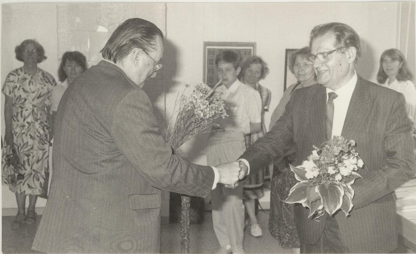Kaljo Põllu näituse avamine 30.06.1994.a. Kunstnikku õnnitleb Jaan Eilart (vasakult)