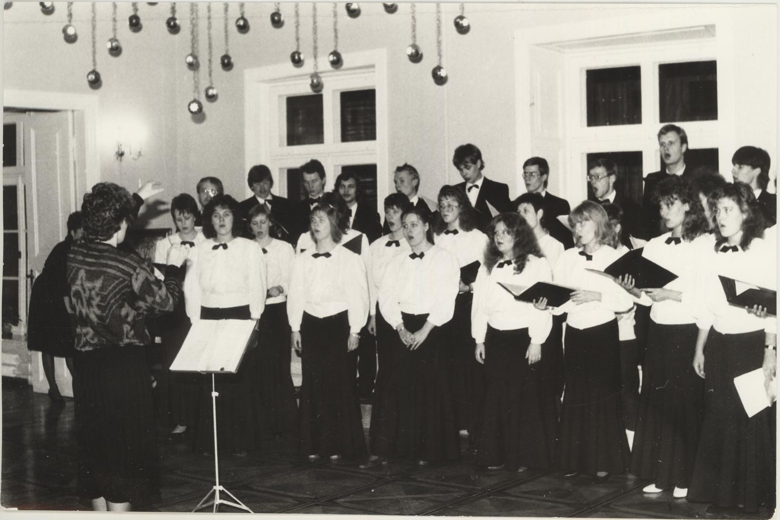 TRÜ Kammerkoori jõulukontsert 26.12.1988.a. Kivisilla  Pildigaleriis. Koori juhatab Karin Herne.