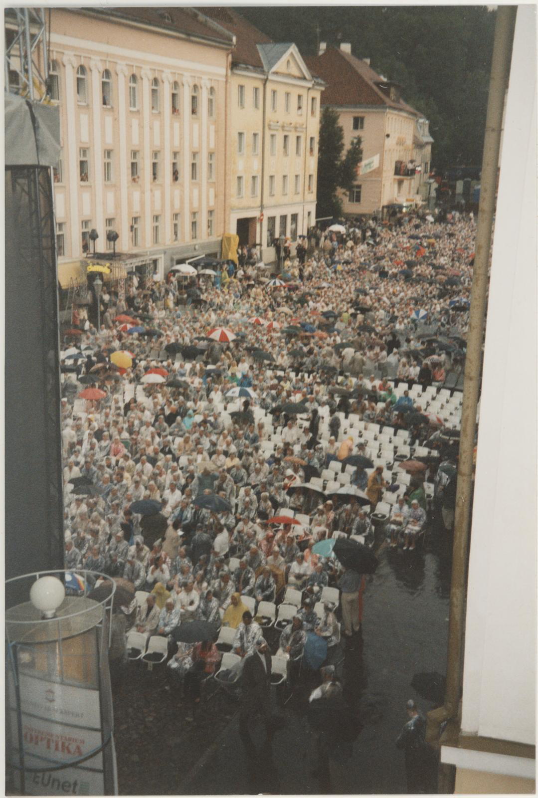 Montserrat Caballé kontserti õhtu 22.07.1998.a. Tartus Raekoja Platsil. Vaade Kivisilla Pildigalerii aknast.