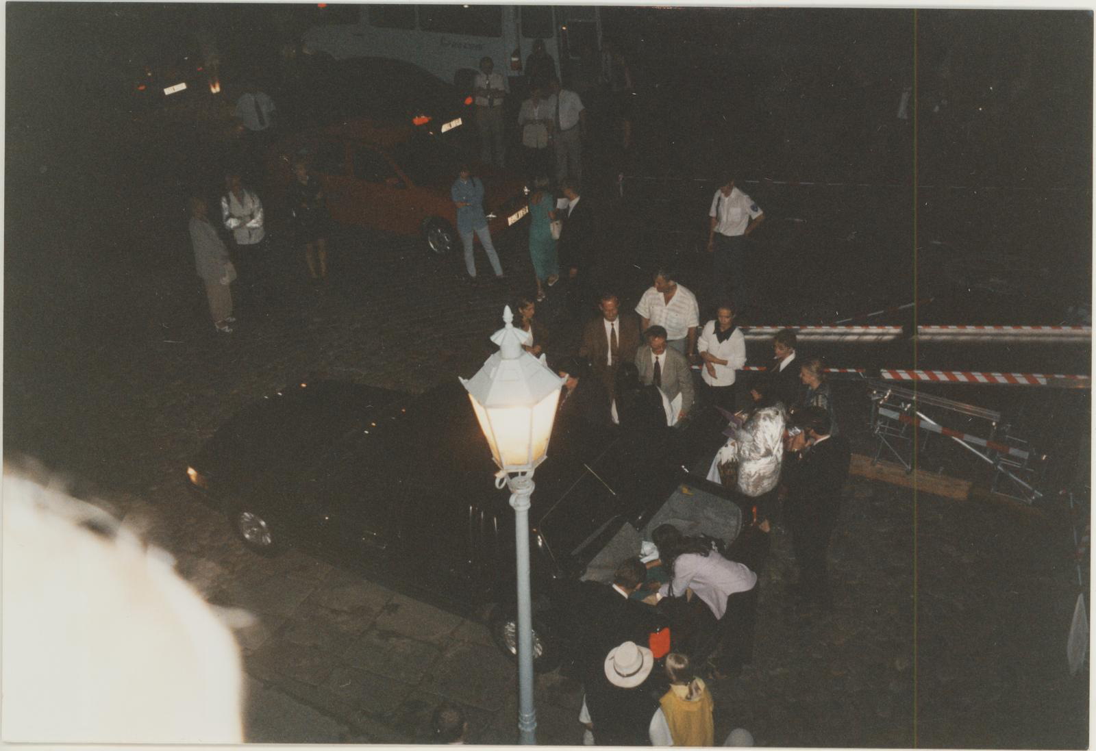Vaade galerii aknast Raekoja platsile 22.07.1998. Montserrat Caballé kontserti õhtul