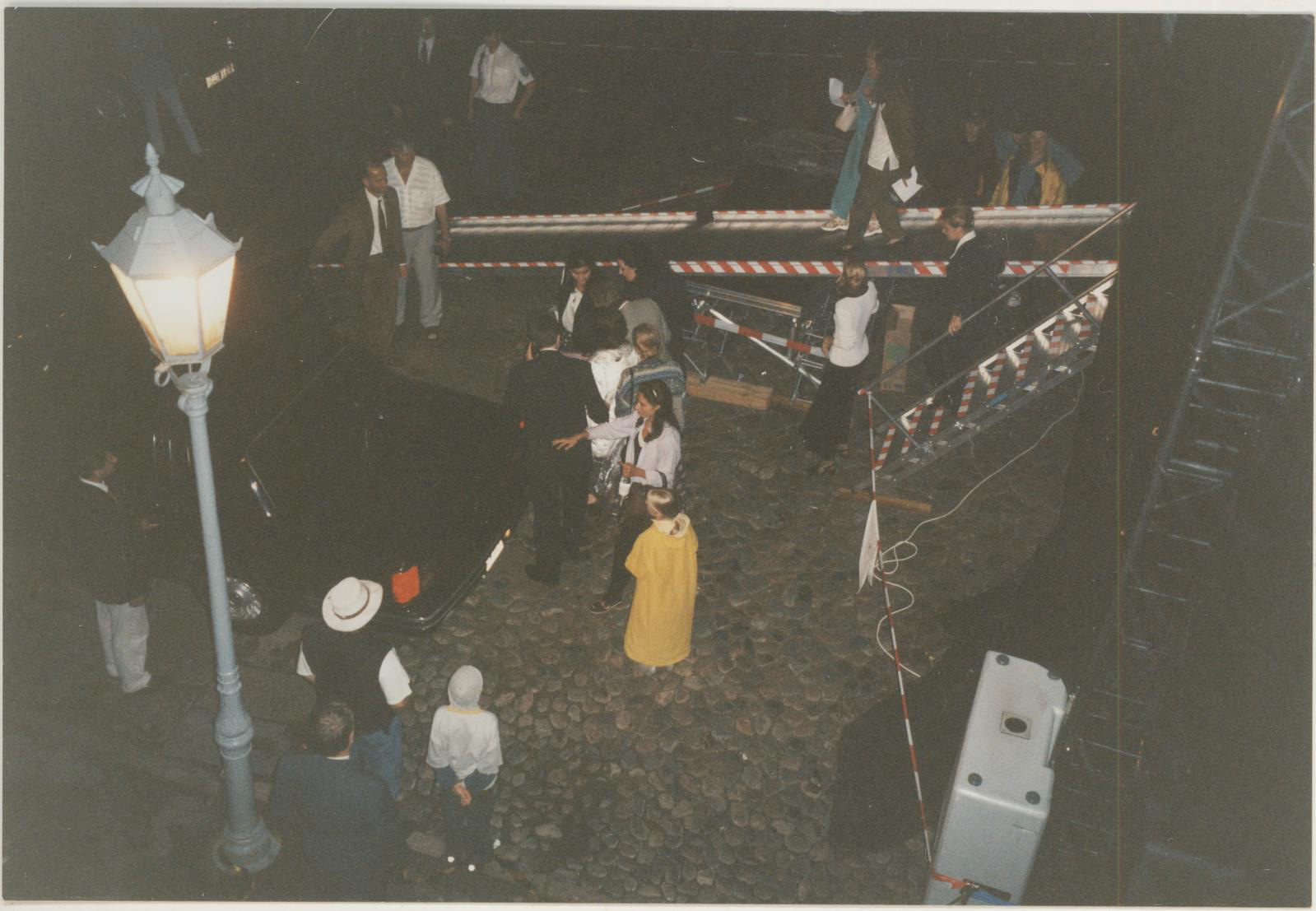 Vaade galerii aknast Raekoja platsile 22.07.1998. Montserrat Caballé kontserti õhtul