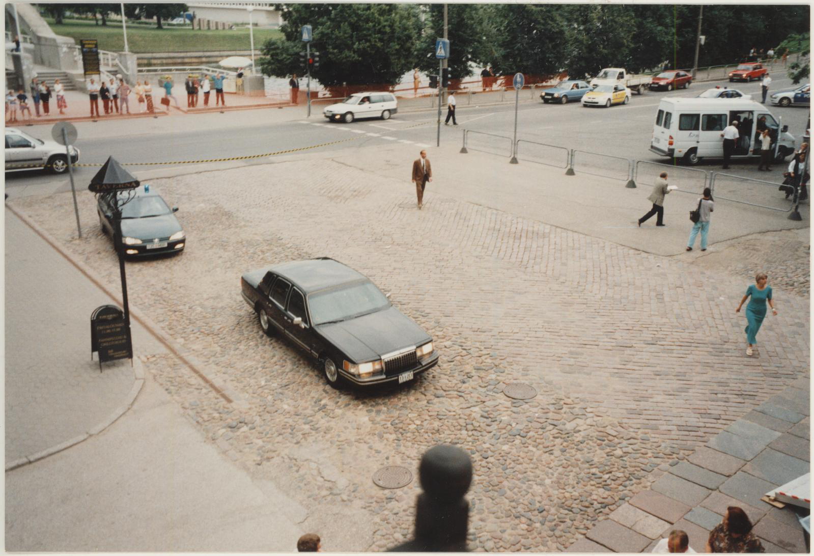Vaade galerii aknast Raekoja platsile 22.07.1998. Montserrat Caballé kontserti õhtul
