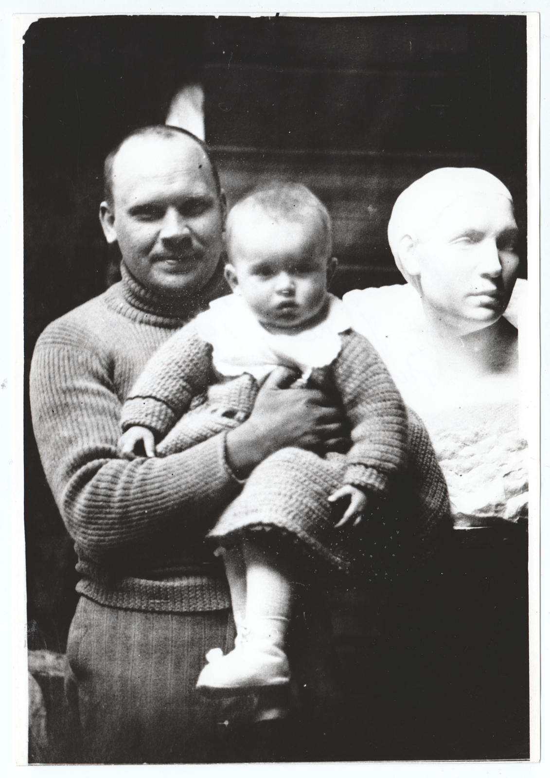Jaan Koort poja Ra'ga Pariisis 1913. a. Taga marmorist "Abikaasa portree"