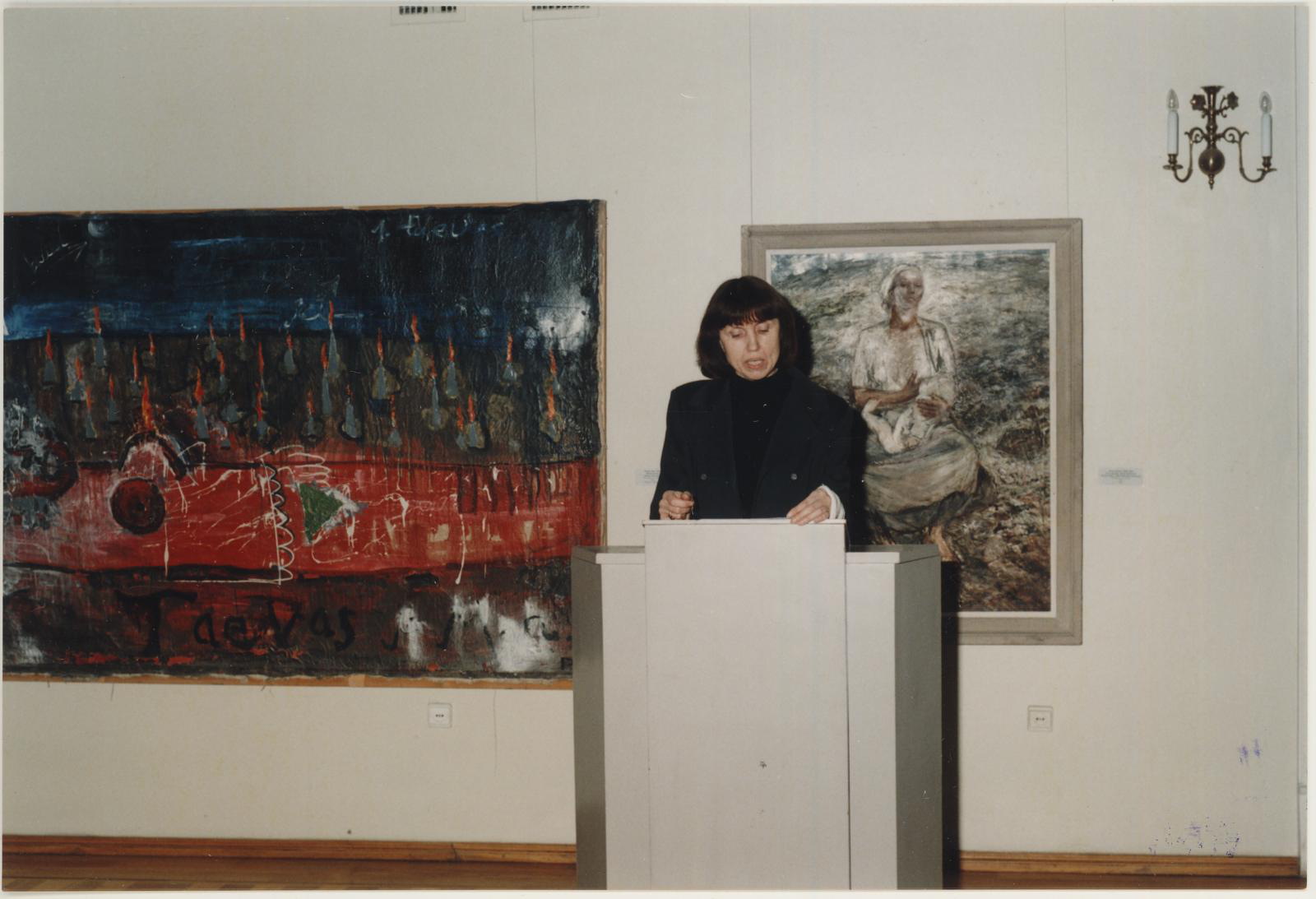 Näituse "Hingeaeg" ettekannete päev. 09.02.2000. Kivisilla Pildigaleriis. Esineb TKM-i peavarahoidja Tiiu Talvistu.